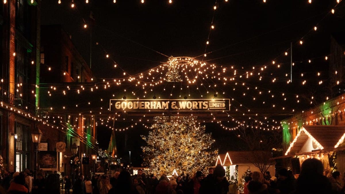 Night scene of a bustling holiday market with Christmas lights